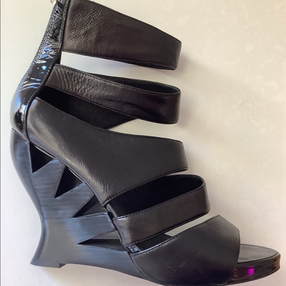 Donald Pliner “Patent Leather Wedge” Shoe - Picture 5 of 7
